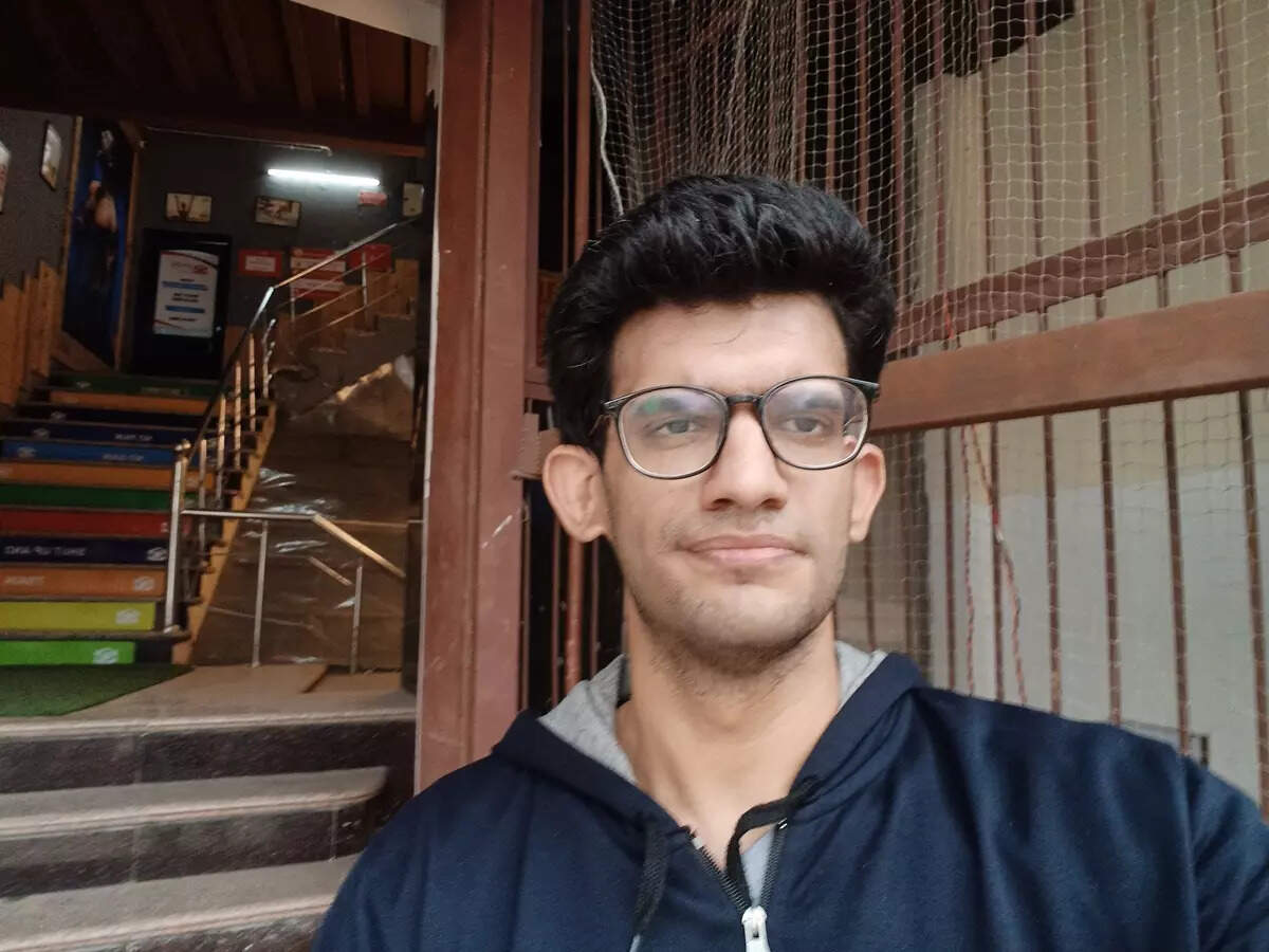 Selfie camera retains skin tone to a large extent.