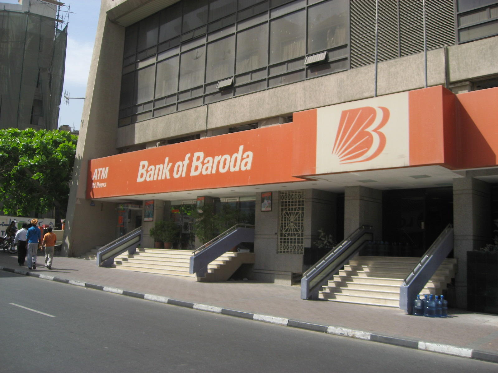 Bank_Baroda_entrace_Dubai_March_2008- WIkipedia