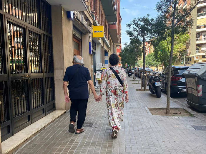 In Valencia, I see senior citizens everywhere simply enjoying life, which I never noticed in CDMX.