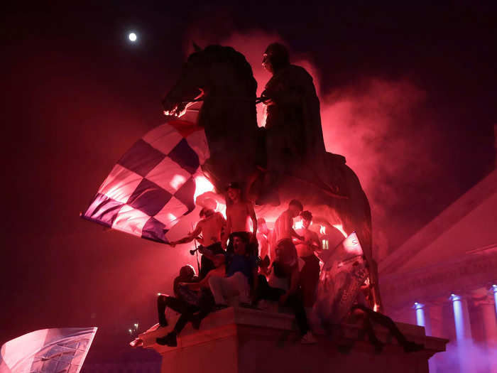 Some fans climbed the statue of King of Naples Ferdinand I.