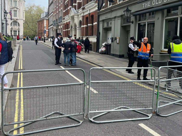 Despite arriving two and a half hours before the ceremony, Williams and Noyen found it impossible to get close to the royal procession since many roads were blocked off.