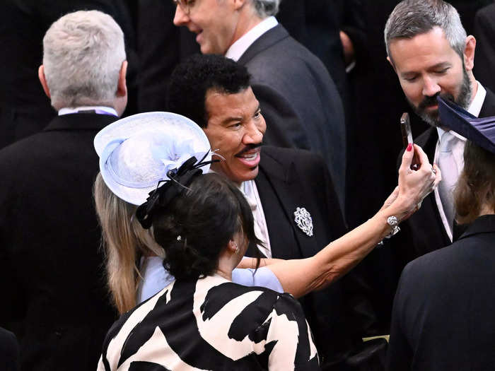 Lionel Richie also took selfies with guests before the ceremony began.