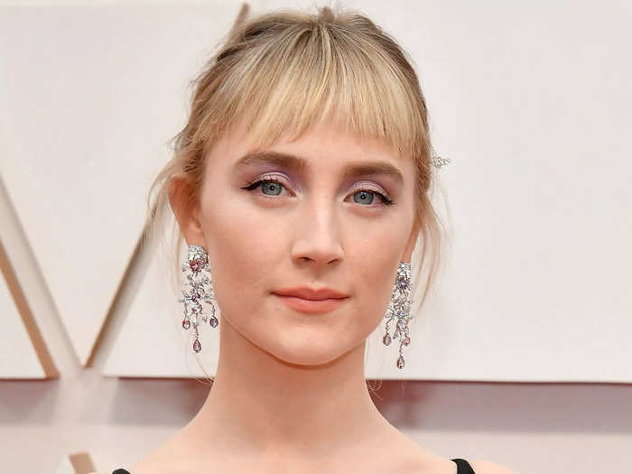 Saoirse Ronan debuted her new baby bangs at the Oscars.