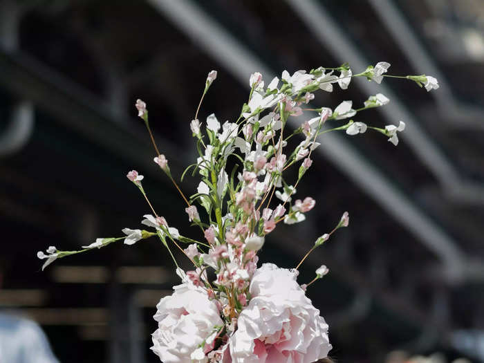 This racegoer wore a headpiece of light-pink flowers decorated with stems of blooming buds.