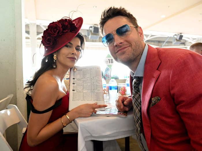 Sofia Pernas posed with Justin Hartley while wearing a simple red hat decorated with roses.