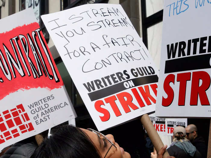 "I stream, you stream, for a fair contract!"