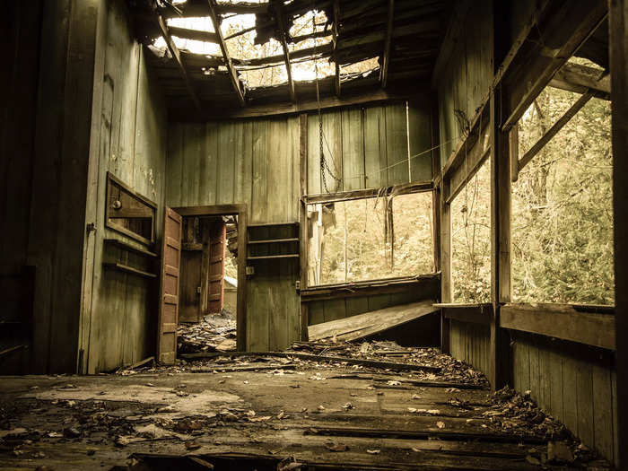 In 1992, the NPS stopped renewing leases and the abandoned cabins deteriorated, turning the once-booming resort community into a ghost town.