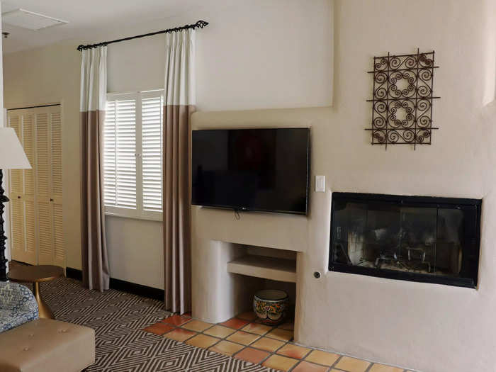 The room also included a flat-screen TV and a fireplace.