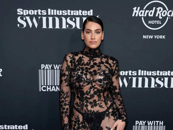 Lorena Durán embraced the "naked" trend in a black, lace-embellished gown.