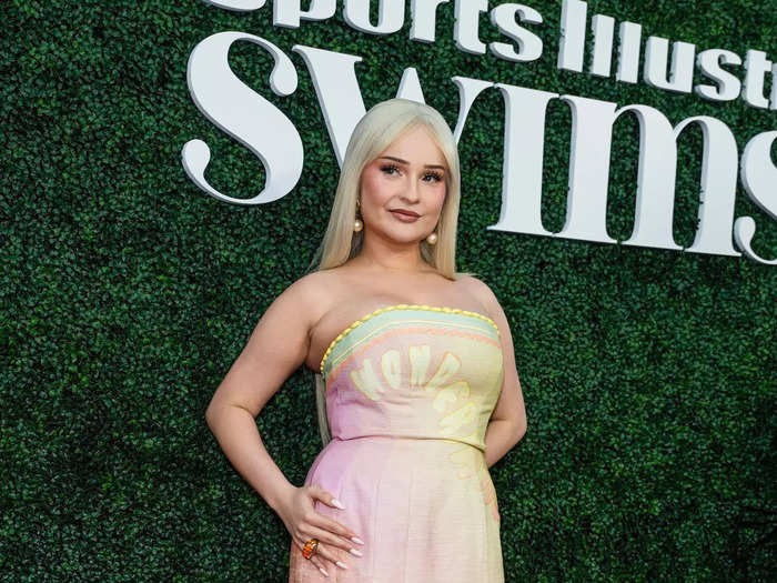 Kim Petras, on the other hand, nodded to the beach with her pastel dress.