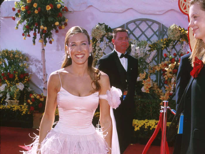 Sarah Jessica Parker tied tulle around her arm while wearing a feathered dress at the 2000 Emmy Awards.