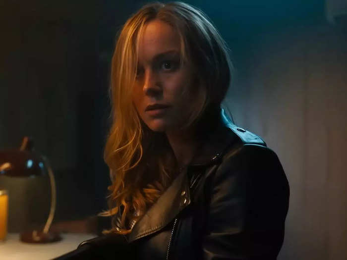 Tess (Brie Larson) walks into a bar with a leather jacket that says "Good Vibes Only" on the back.