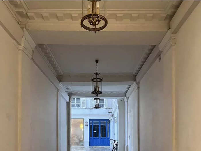 Inside, an ornate alleyway led to the salon, which felt very private and removed from the city streets.