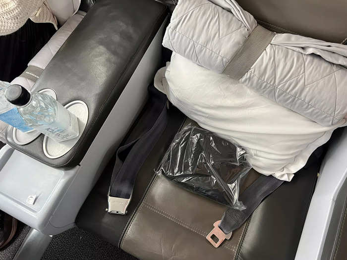 Saga Premium seats are 2-2 with 40 inches of legroom. Upon arriving at my aisle seat, I found bottled water, a pillow, a cotton blanket, and an amenity kit.