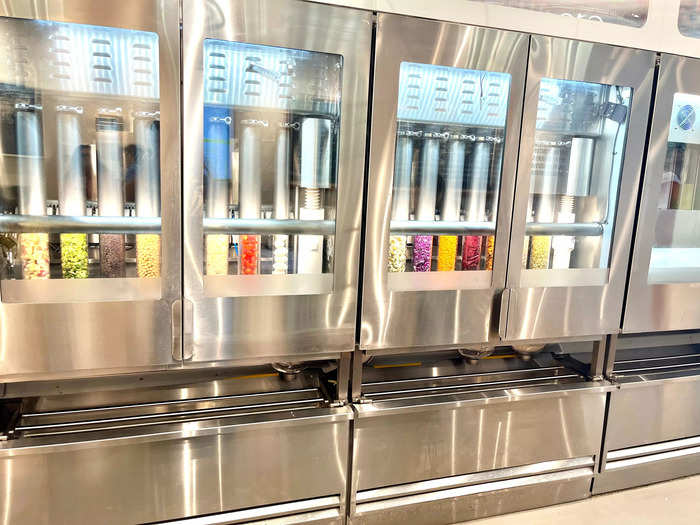 Further down the assembly line, I spotted tubes of about 50 various ingredients waiting to be dispensed into the bowls below. Beets, zucchini, cherry tomatoes, hard-boiled eggs, chickpeas, assorted cheeses... this automated smorgasbord had it all.