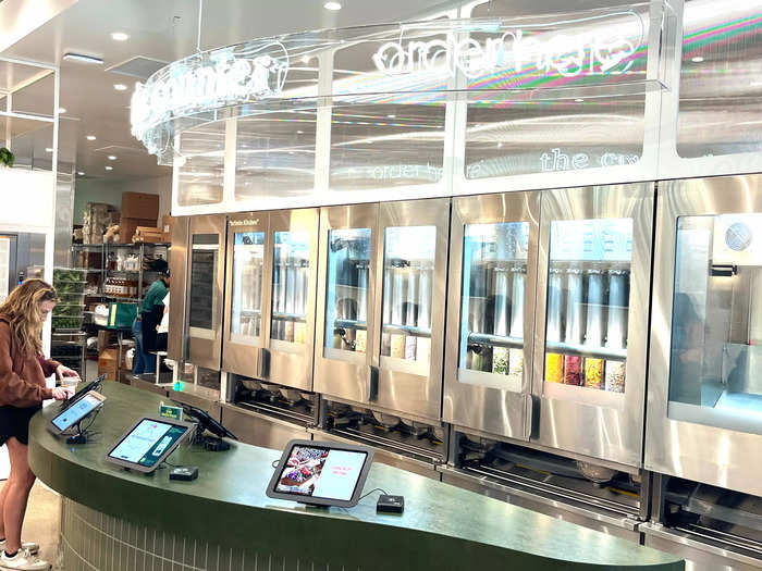 Walking inside, I spotted a resplendent ordering counter. Multiple touchscreens were available for customers to enter their selections, and the lighting was vibrant.