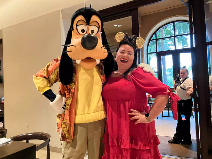 Just before I dove into my plate, Goofy came by to greet us.