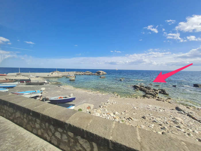 In real life, there is no private beach at San Domenico Palace, and all beach scenes were filmed at other locations because the beaches in Taormina are too rocky.