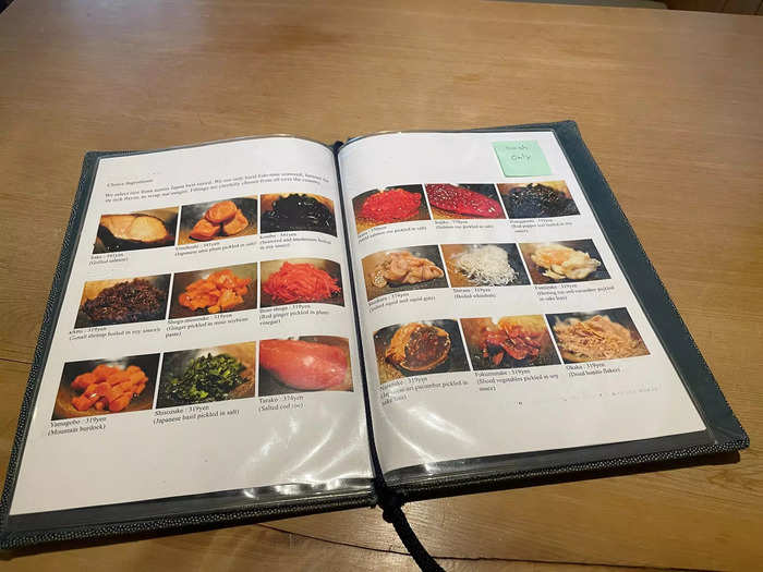 I was handed a menu that was as small as the size of the restaurant. The restaurant only sold miso soup and onigiri, and customers had a choice between 18 fillings.