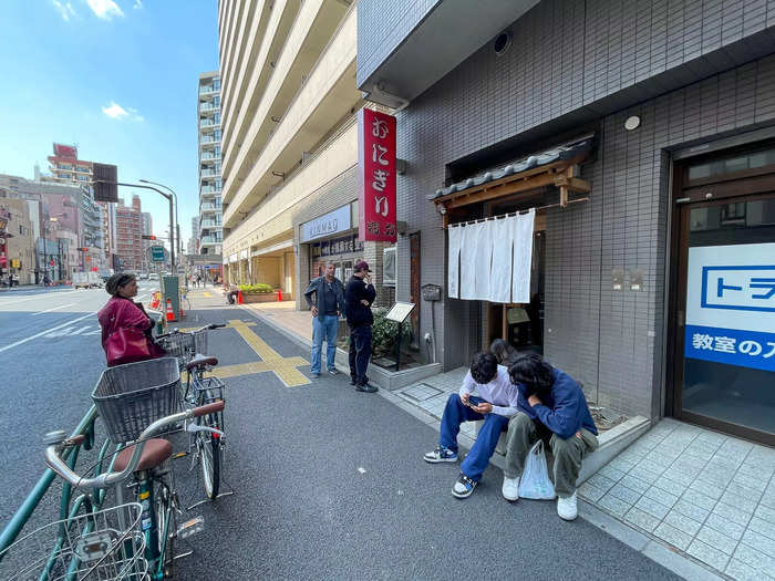 I was thrilled I had snatched a reservation, and after waiting a few minutes outside, the host from earlier ushered me to a table.