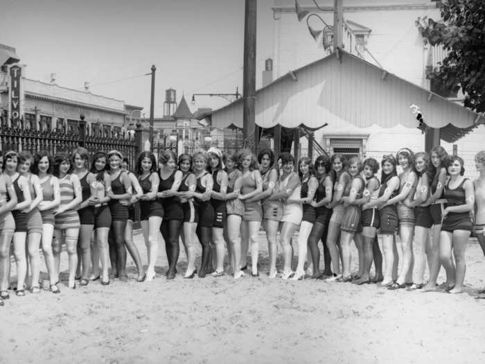 These competitors lined up while participating in 1928