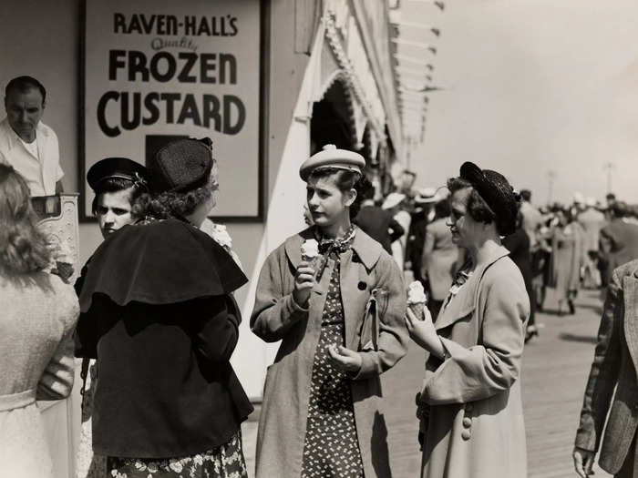 The same year, these women stopped for some frozen custard while strolling along the boardwalk.