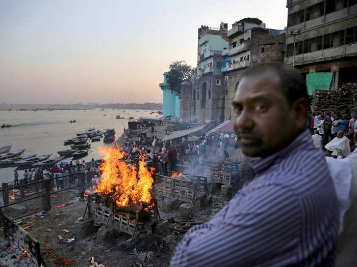 Fires burn constantly on the ghats to cremate the dead. Although estimates vary, around 100 people are cremated every day across the whole city.