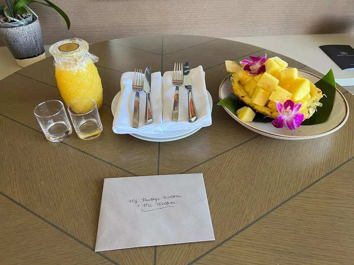 After looking around the room, we were greeted with fresh pineapple served with pineapple juice. It made us feel like we were in the Pineapple Suite.