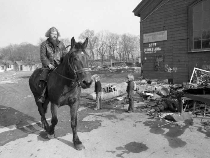 In 1973, the government agreed to let the squatter have three years as long as they paid for electricity and water. The commune was labelled a "social experiment."