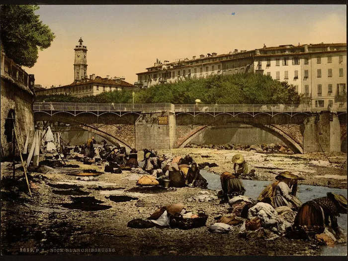 This image shows washerwomen ("blanchisseusses") working in Nice.