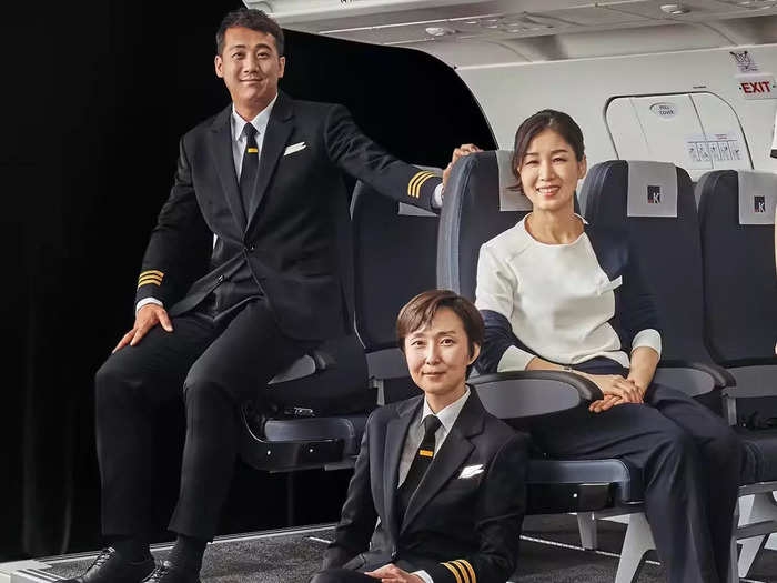 The airline describes the uniforms as "젠더리스 유니폼" in Korean, which translates to "genderless."