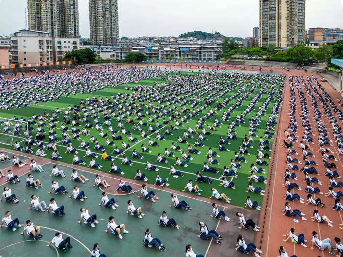 Or they might do yoga, like in this school in Anyue, Sichuan.