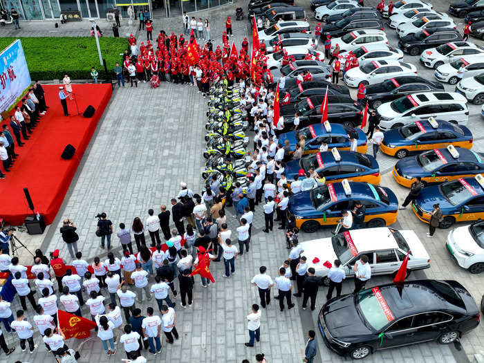 Some cities like Bozhou even organize "volunteer fleets" of cars and police officers to help students with transport.