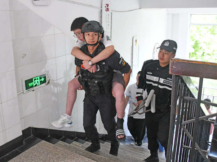 One student with an ankle injury was even carried to his exam hall by a SWAT officer in Taizhou.