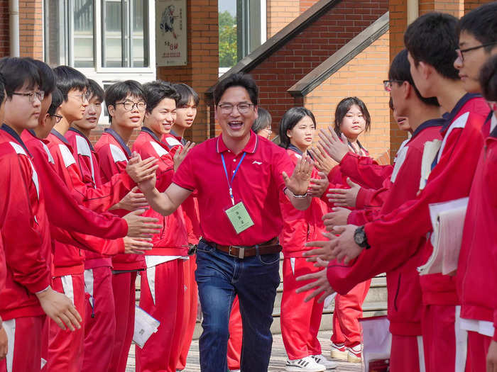 Of course, teachers are often present to encourage their students, like this man in Huzhou.