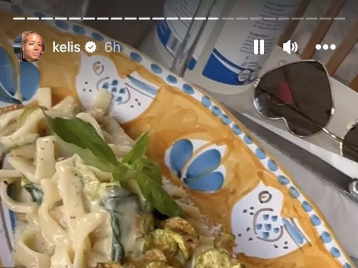 Next, Kelis ate some yummy-looking pasta at a local restaurant.