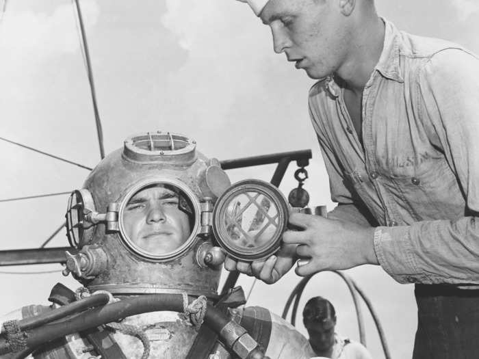 This experience alerted the navy to the problem of breathing normal air during a deep sea dive, and it started experimenting with a helium-oxygen mix.