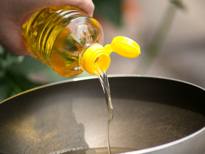 Govt cuts import duty on refined soybean & sunflower oils to 12.5
