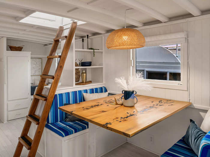 The built-in dining table has a live edge and banquette seating.