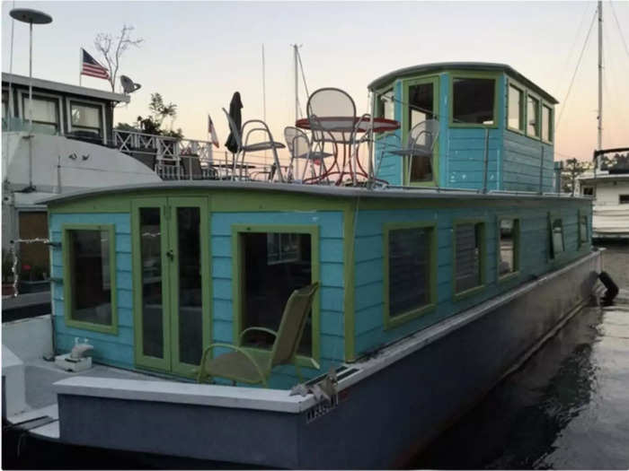 Before its makeover, the houseboat had turquoise paneling with a lime-green trim. The "Stay Here" hosts joked it looked "like Scooby Doo