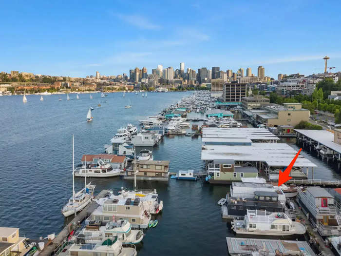 A 500-square-foot modern houseboat on Seattle