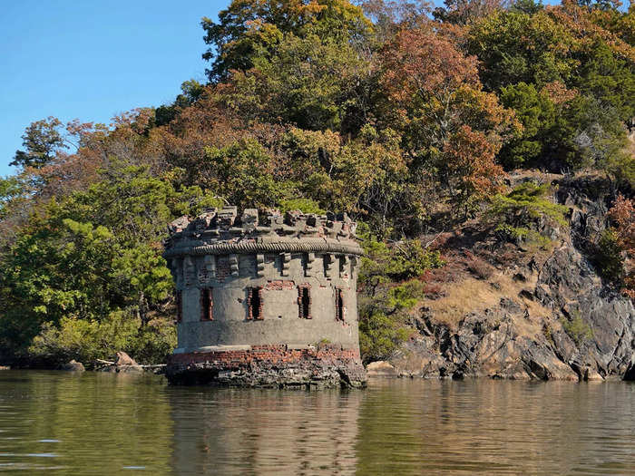 From the water, we caught glimpses of other pieces of the abandoned fortress ...