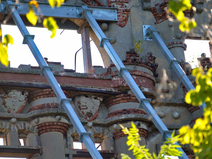 The braces are made of steel. Each individual section weighs 250 pounds.