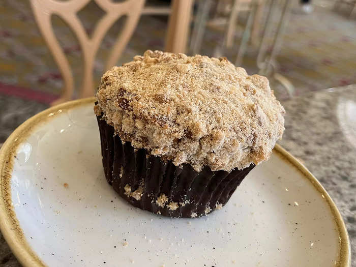 I also tried some of the banana-bread muffin my sister ordered.