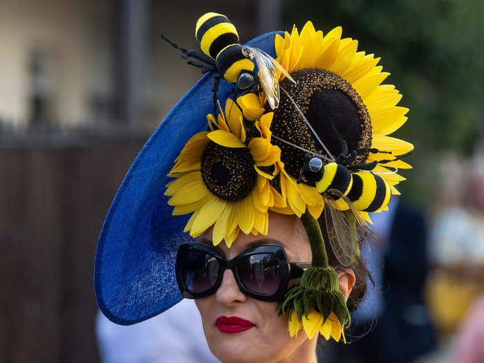 Another attendee also chose a sunflower motif for her headpiece.