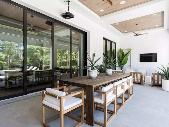 Renters can take advantage of the Florida weather by having meals in a large dining area outside. There