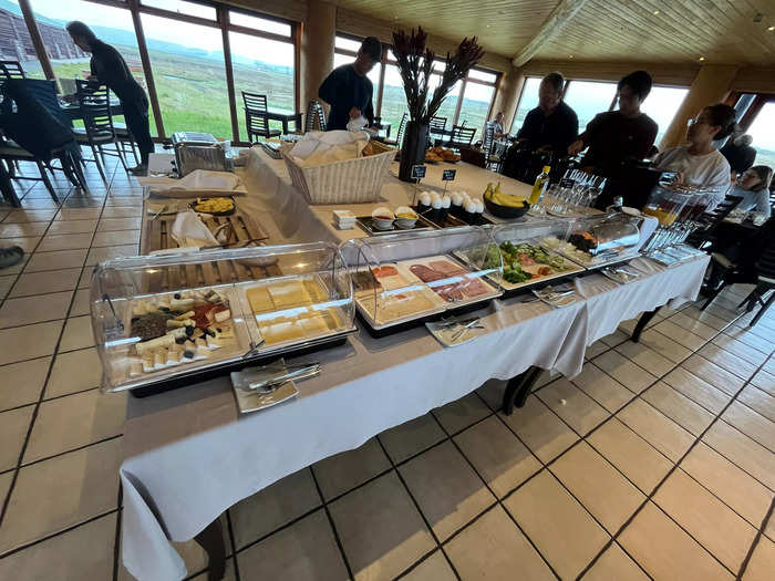 The next morning, the complimentary breakfast buffet at Hotel Rangá offered an incredible spread of meats, cheeses, pastries, fruit, and other delicacies.