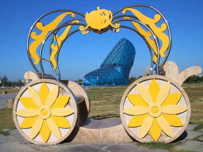 There are also benches shaped like Cinderella