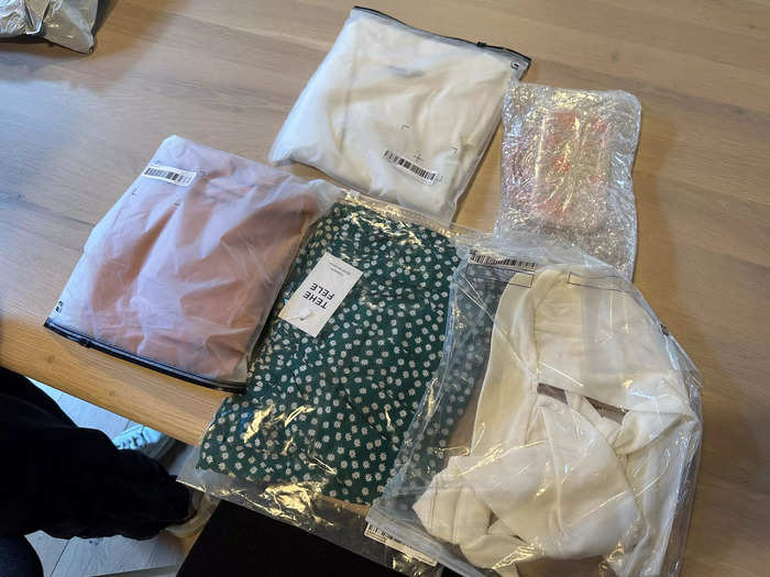 Each item came in its own plastic bag. The phone case and makeup dish were wrapped together. The bags were all different, which made me think the products were probably manufactured in several factories.