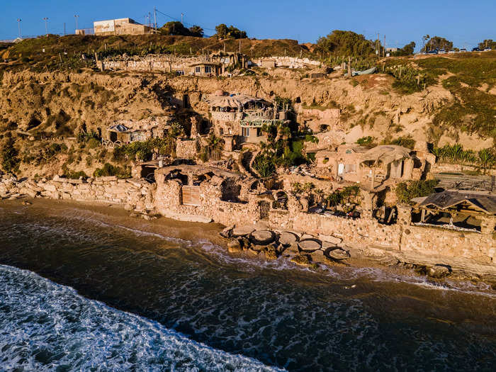 Over a period of 50 years, Nissim Kahlon chiseled a sprawling cave home out of sandstone cliffs in Herzliya, Israel.